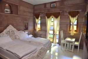 Dev Kothi - Boutique Heritage Stay客房内的一张或多张床位