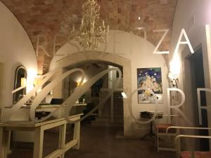 阿斯科利皮切诺100多丽住宅酒店的一间带吊灯和桌子的用餐室