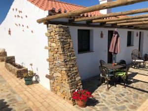 圣特奥托纽Quinta das Beldroegas - Casas de Campo的一个带桌子和石墙的庭院
