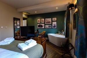 卡迪夫玛茨特斯酒店的一间带床、浴缸和水槽的浴室