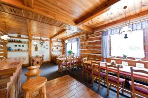 波杰布拉迪林哈特旅馆的餐厅拥有木墙和桌椅