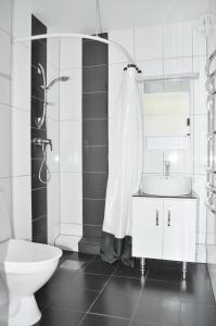 隆德Apartments Lund的白色的浴室设有卫生间和水槽。
