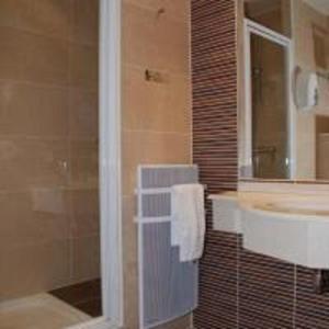 图尔Cit'Hotel Criden的一间带水槽、镜子和淋浴的浴室