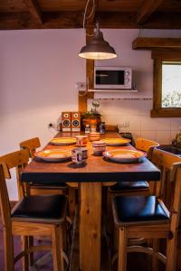 厄尔查尔坦Inlandsis Aparts的厨房配有带盘子的桌子