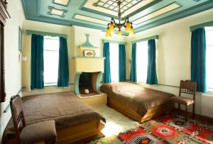 Kapesovo苏科特迪斯旅馆的一间卧室配有两张床和吊灯。