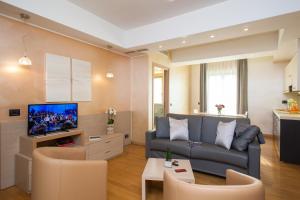 韦尔德里诺欣歌尼亚皇宫酒店的带沙发和电视的客厅
