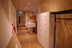 皮尔默伦德Hostel 45的一间设有一排白色橱柜和走廊的房间