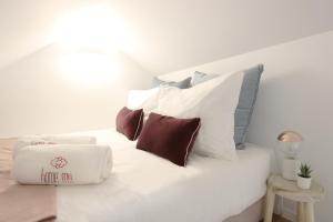 波尔图HM - OPorto City View的一张白色的床,上面有一堆枕头