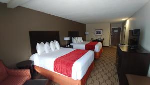 PalmyraBest Western Palmyra Inn & Suites的酒店客房,配有两张床和椅子