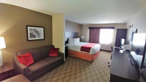 PalmyraBest Western Palmyra Inn & Suites的酒店客房,配有床和沙发