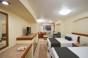 马萨特兰唐佩拉约太平洋海滩公寓的酒店客房设有两张床和电视。