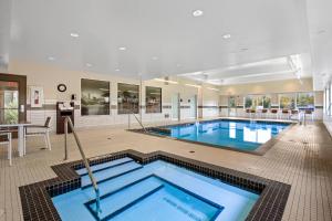 SundreMountain View Inn & Suites的大型游泳池,位于带游泳池的大房间