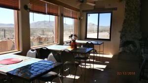 Casas GrandesPUEBLO DEL SOuL at Paquime的用餐室设有桌椅和窗户。