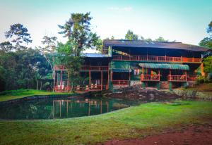 KalawanaHandunkanda Eco Resort的前面有池塘的建筑