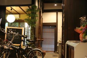 京都家东山旅舍的停在房间里的一群自行车