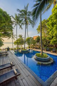 查汶Samui Paradise Chaweng Beach Resort , SHA Plus的棕榈树度假村的游泳池