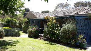 罗斯巴德VILLABAYVIEW SPACIOUS Stay的院子中带蓝色围栏的房子