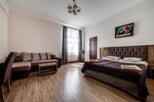 利沃夫科里瓦利帕酒店的一间卧室配有一张床和一张沙发