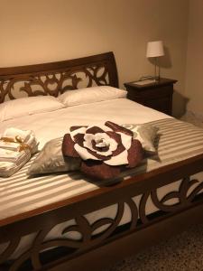 Castel BaroniaB&B Baronia Luxury Rooms的睡在床上的泰迪熊