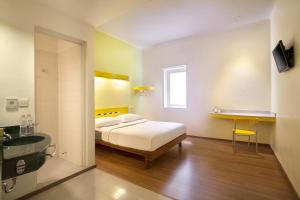 雅加达雅加达门腾宜必思快捷酒店的一间卧室配有一张床,浴室设有水槽
