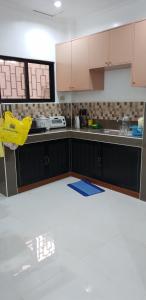公主港KDC Homes (Gold)的厨房正在以白色的地板进行改造