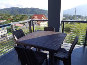 Restful 3BR Hillside Duplex House的阳台或露台