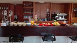 OrceraHostal Rural La Montería的厨房配有带食物的柜台