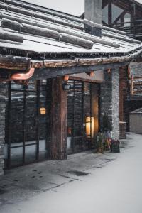 Sauze di CesanaGranuit room & breakfast的屋顶上积雪的建筑