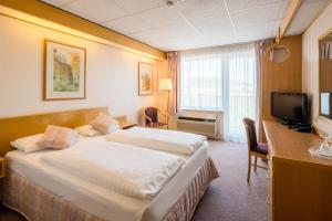 耶拿耶拿贝斯特韦斯特酒店的酒店客房设有两张床和电视。
