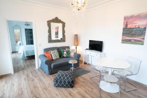 德累斯顿Villa Golding - Flat 1的客厅配有沙发和桌子