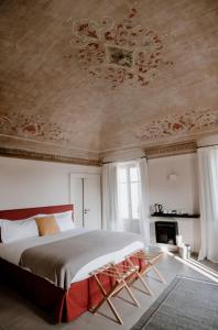 AntignanoMoonfrà的一间卧室设有一张床和格子天花板