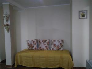 伊瓜苏港ZUHAUSE的一间设有黄色毯子椅子的房间