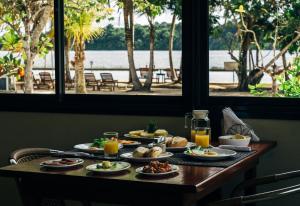 帕拉马里博Overbridge River Resort的一张桌子,上面放着食物和饮料