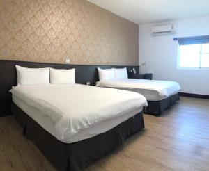 花莲市欧客庄园的一间酒店客房,房间内设有两张床