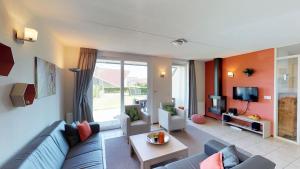科特海讷Villapark de Paardekreek的客厅配有蓝色的沙发和电视