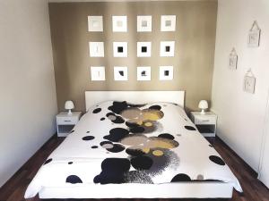 博伦多夫Ein Trip in die Natur的一间卧室配有一张带牛纹的床