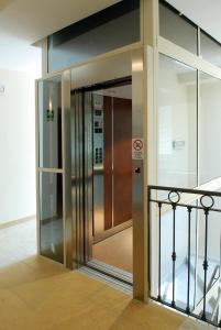 Fiumaretta di Ameglia帕克斯公寓的一座带玻璃门的建筑中的电梯