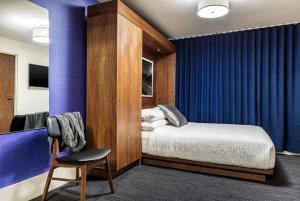 波士顿波士顿公园酒店的一间卧室配有一张床和一把椅子