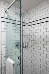 波士顿波士顿公园酒店的浴室设有白色瓷砖玻璃淋浴间