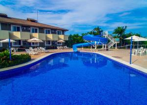 巴拉那瓜巴拉那瓜客布酒店的度假村内带滑梯的游泳池