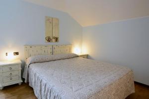 科利科里西酒店的一间卧室配有床和2个床头柜