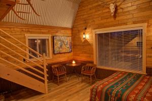 科迪K3度假牧场酒店的小木屋内一间卧室,设有楼梯