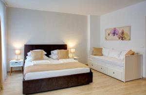莫斯塔尔City Center apartments的一间卧室配有两张床和两个床头柜。