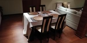 索非亚克拉希克酒店的餐桌、两把椅子和一张沙发
