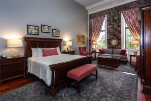 East Bay Inn, Historic Inns of Savannah Collection客房内的一张或多张床位