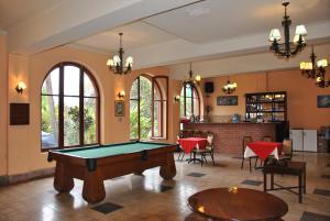 科罗伊科科罗伊科凯莱大酒店的一张位于房间中间的台球桌