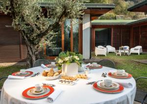 萨莱马拉西诺Villa Smeraldo的一张桌子,上面有白色的桌布,上面有食物