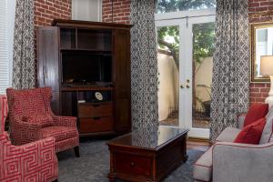 East Bay Inn, Historic Inns of Savannah Collection的电视和/或娱乐中心