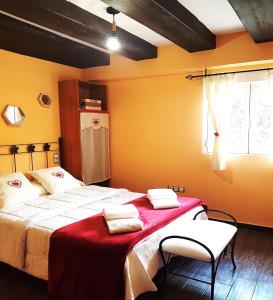 纳瓦孔塞霍Apartamento Rural San Jorge Bajo的一间卧室配有一张带红色毯子的大床