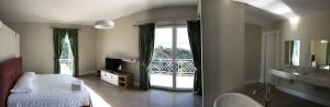 地拉那Jurgen Resort的一间卧室设有一张床,享有阳台的景色